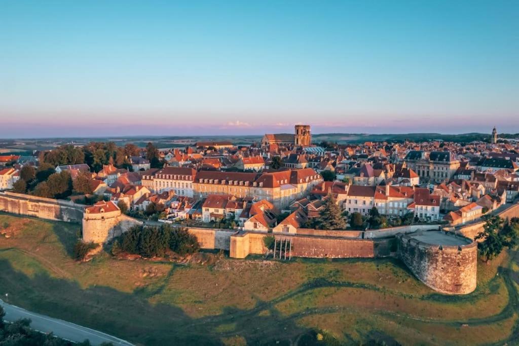 Appartement Au Centre-Ville Avec Cour Langres Exteriör bild